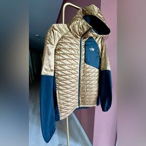 The North Face Men's Gold and Black Performance Jacket.
M